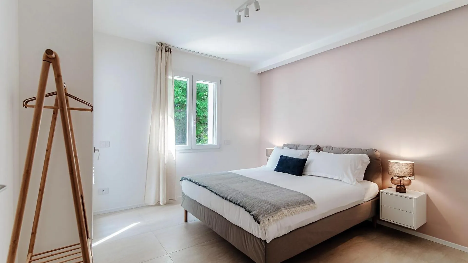 Lario Suite Apartments By Quokka 360 - With Parking Next To Como City Italy