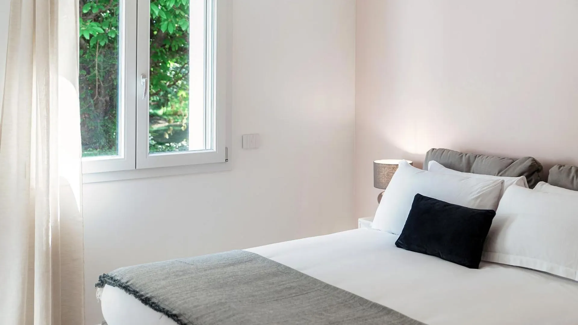 Lario Suite Apartments By Quokka 360 - With Parking Next To Como City 0*,