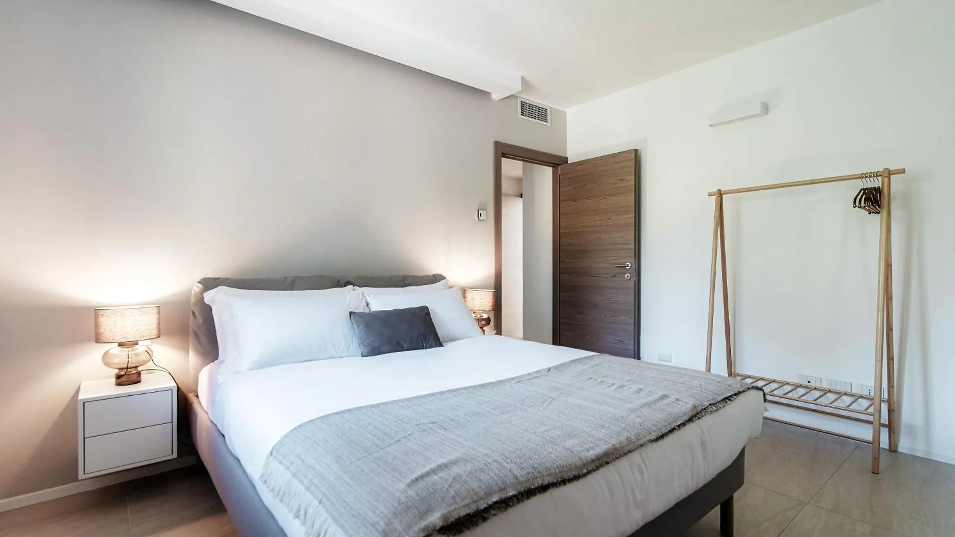Lario Suite Apartments By Quokka 360 - With Parking Next To Como City Italy