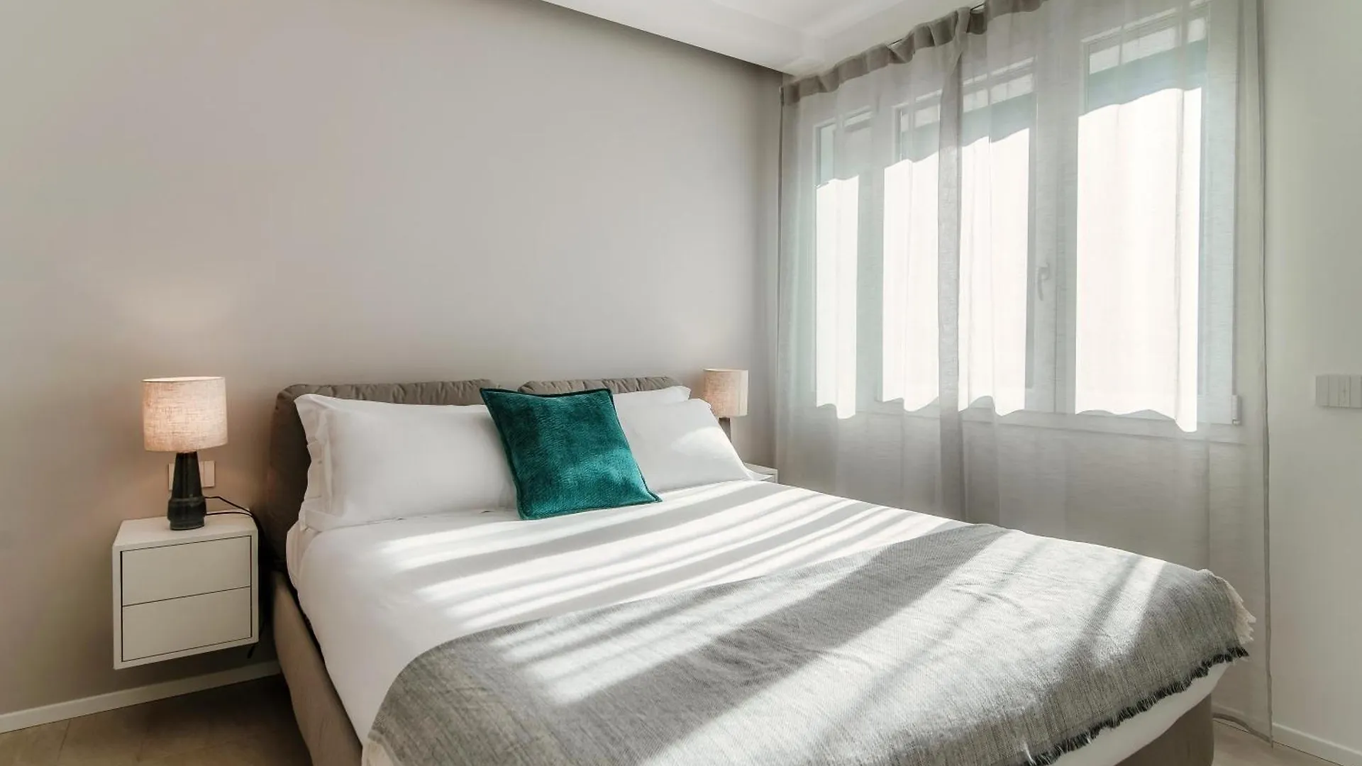 Lario Suite Apartments By Quokka 360 - With Parking Next To Como City