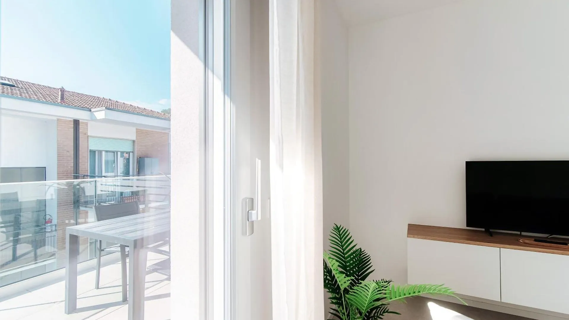 Lario Suite Apartments By Quokka 360 - With Parking Next To Como City