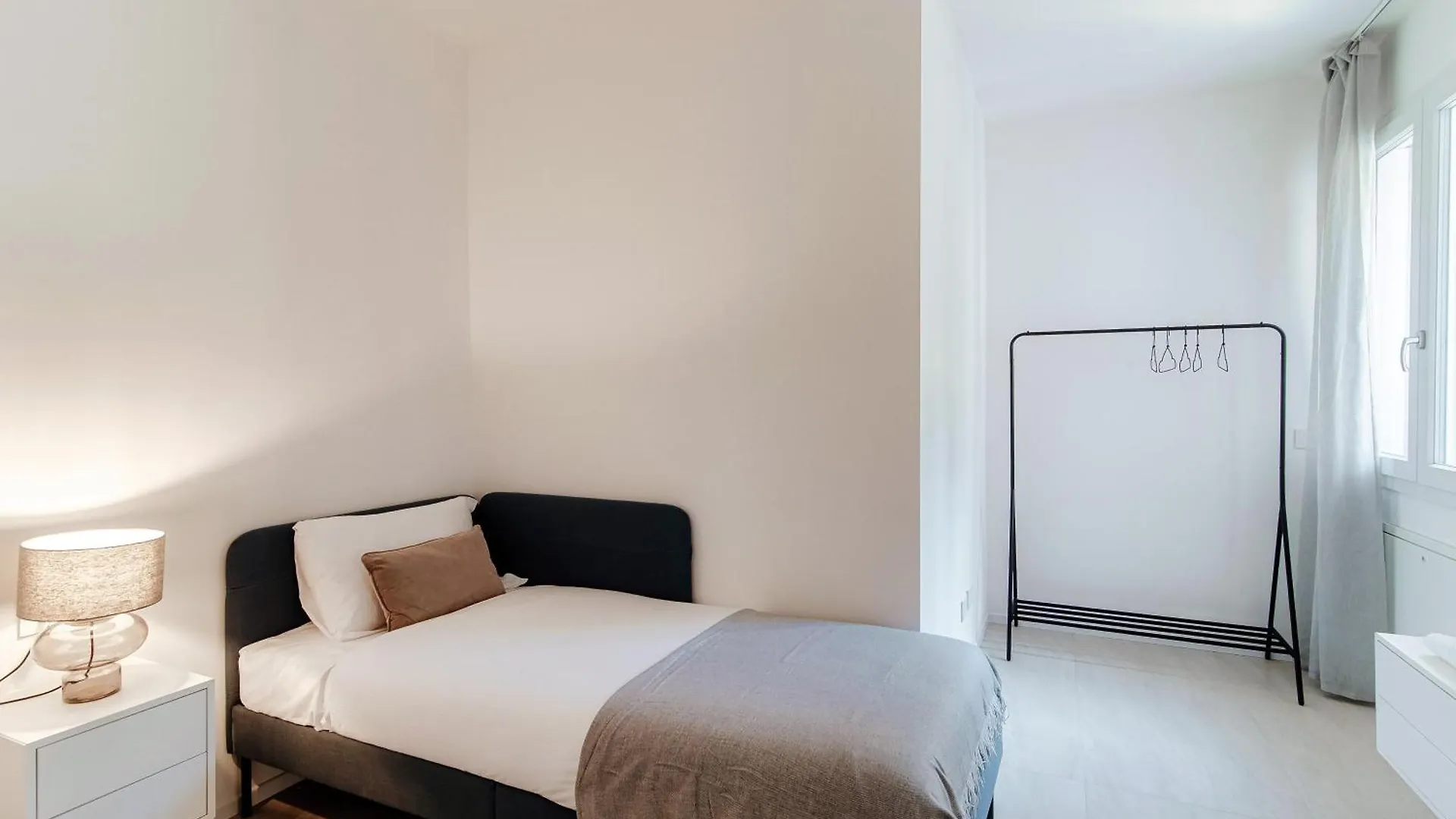 Lario Suite Apartments By Quokka 360 - With Parking Next To Como City